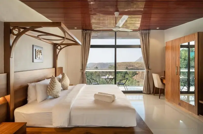 Elegantly furnished luxury room with four poster bed at Winter Vale Green Stay Vagamon