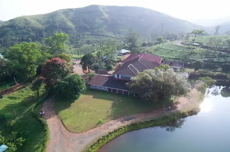 Spacious resort grounds with cottages nestled along mountain ridges at Orion County Vagamon