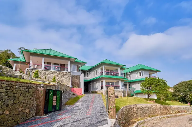 Front view of Priyas Villa Vagamon building and entrance drive