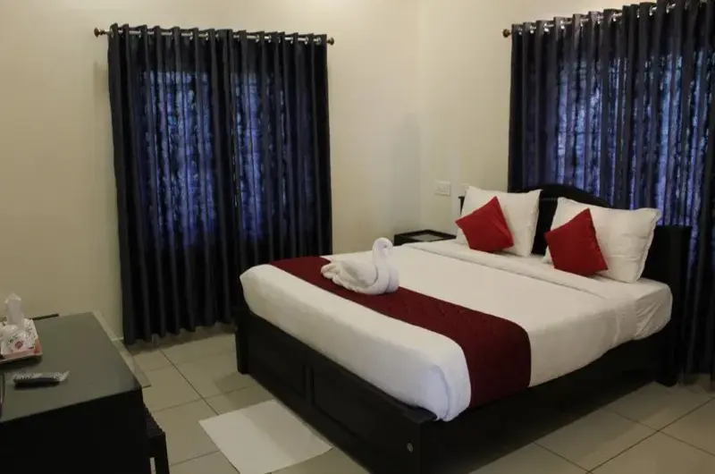 Cozy deluxe bedroom with double bed at Pine Clough Resort Vagamon