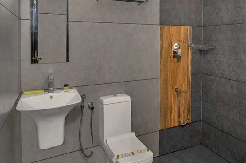 Clean and modern en-suite bathroom at Vaga Nakshathra Suites Vagamon
