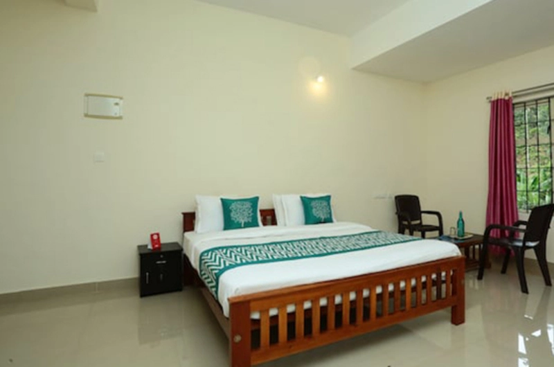 Cozy deluxe double bedroom with modern interior at Vaga Nakshathra Suites Vagamon